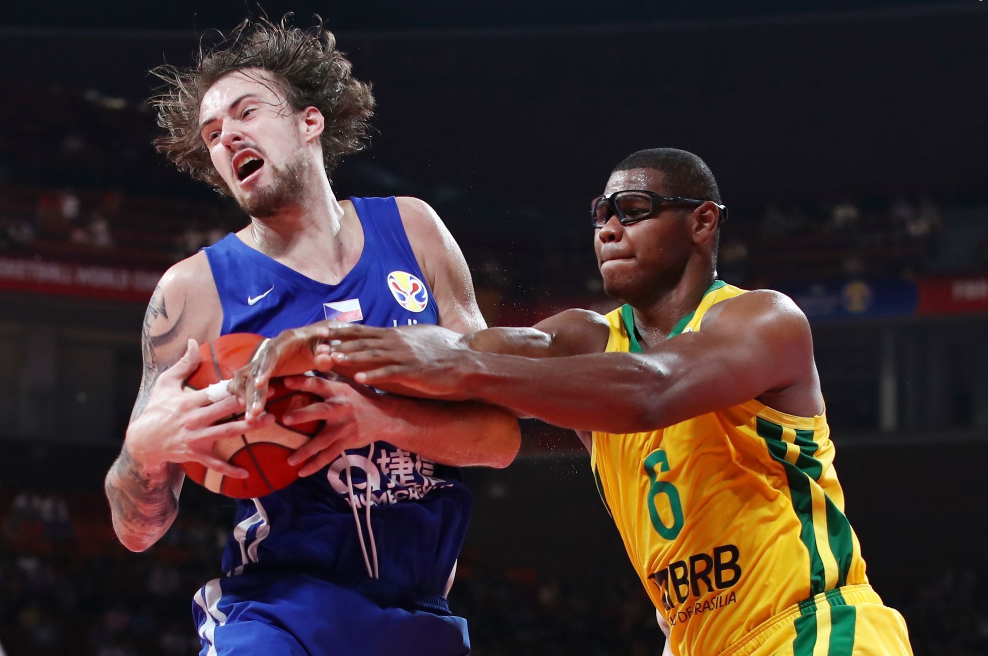 basketbal, MS 2019, Česko - Brazílie, Ondřej Balvín a Cristian Felicio