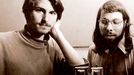 1975 - V Silicon Valley vzniká neformální Homebrew Computer Club. V aule Standfordské univerzity scházejí technologičtí excentrici a entuziasté. Vyměňují si tady nejen součástky ke svým průkopnickým přístrojům, ale i myšlenky a nápady. Jobs tady potkává inženýrského génia Steva Wozniaka, který tou dobou navrhuje kalkulačky v Hewlett-Packard.