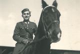 Předválečný snímek Miloše Knorra je zřejmě z hranické vojenské akademie. Jako bývalému dragounovi mu láska ke koním vydržela až do smrti.
