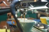 Nejčastěji se podle Petry Veselé dělá chyba v čistotě mlýnku a kávovaru. "Spousta kaváren často používá starou kávu, nebo mají mlýnek nastavený schválně moc na hrubo, aby káva vytékala rychle," vysvětluje.