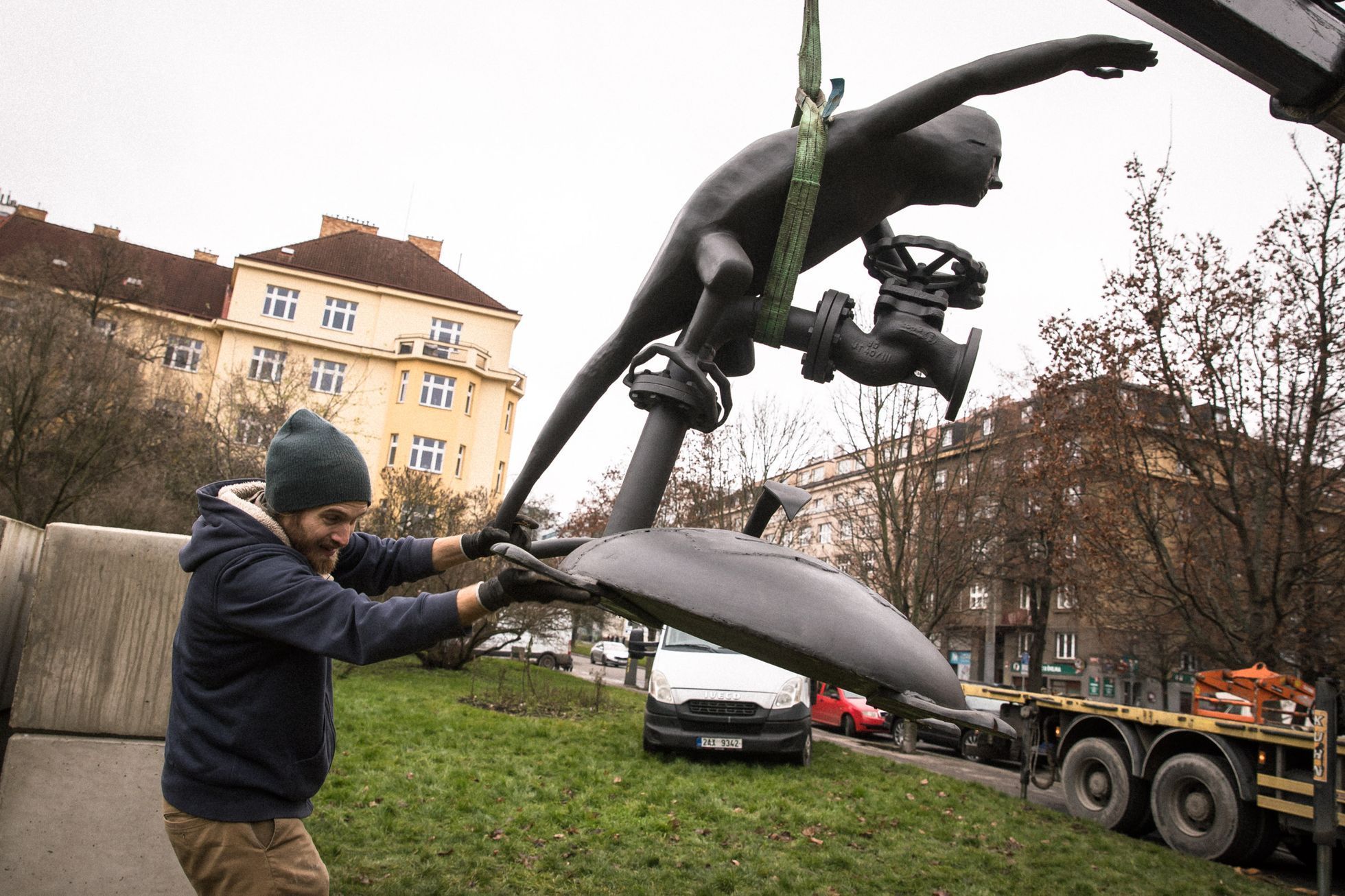 Socha Vladimira Putina jako skřeta na kohoutku s plynem místo sochy Koněva, Praha 6