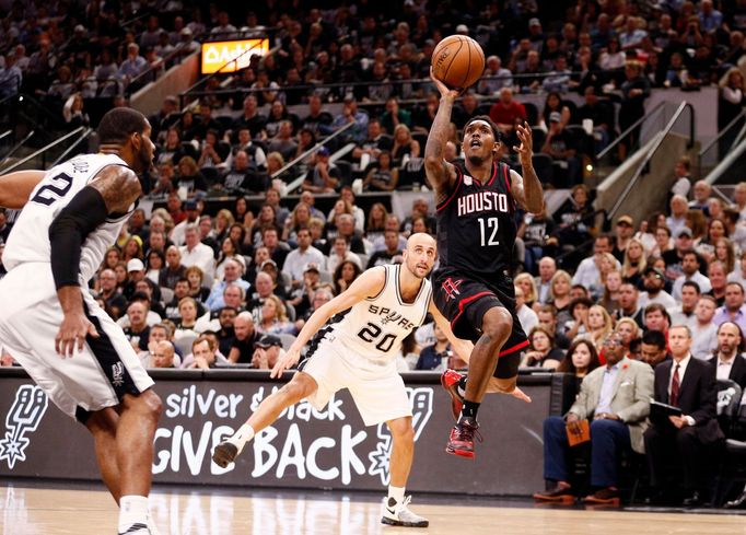 Lou Williams z Houstonu nastřílel San Antoniu třináct bodů