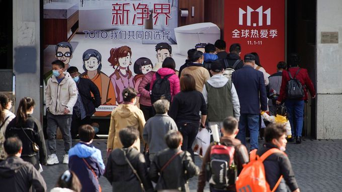 V Číně propukla tradiční slevová mánie. Tržby na Den nezadaných však brzdila pandemie