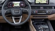 Audi - Za navigační systém, který je součástí MMI, se platí navíc minimálně 42 300 korun. Dalších 3100 korun navíc vám koupí větší uhlopříčku. Řeč je o modelu A4.