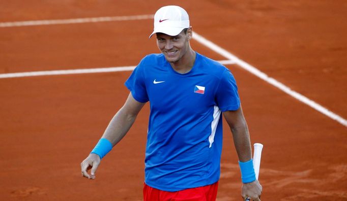 Český tenista Tomáš Berdych v prvním semifinálovém utkání Davis Cupu 2012 s Argentincem Juanem Mónacem.