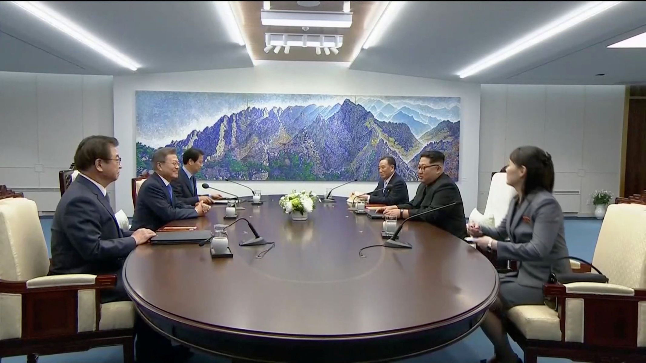 Historické setkání Kim Čong-una a Mun Če-ina ve vesnici Pchanmundžom