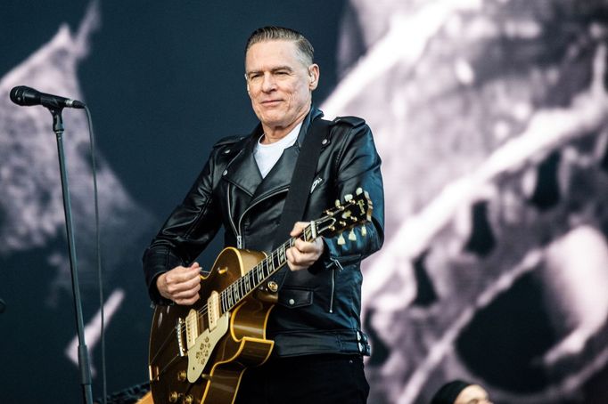 Bryan Adams při červnovém koncertu v dánském Odense.