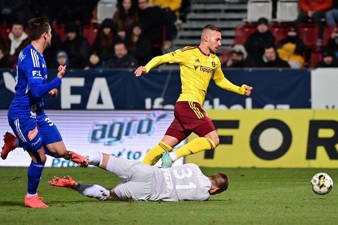 Inkriminovaný moment. Lukáš Haraslín padá v olomouckém vápně, rozhodčí Zelinka ovšem po shlédnutí záznamu nařízenou penaltu zrušil.