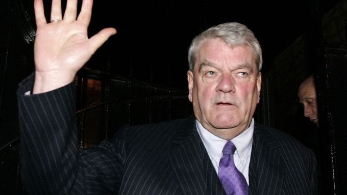 David Irving - britský historik odsouzený rakouským soudem v roce 2006 za uctívání nacismu odchází z budovy Oxfordské unie