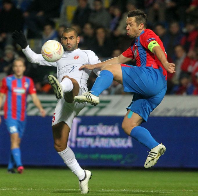 Fotbalista Plzně Pavel Horváth bojuje o míč se Salimem Toamou v utkání proti Hapoelu Tel Aviv během Evropské ligy 2012/13.