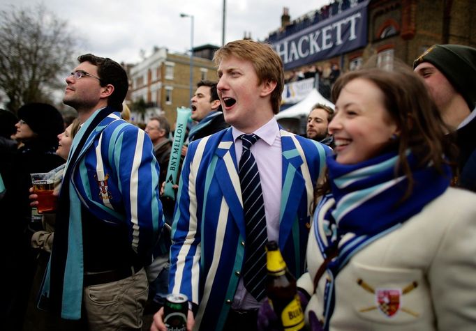 Veslování, regata Oxford - Cambridge: fanoušci Cambridge