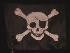 Piráti od Baltu. Nad pódiem Divadla na Vinohradech vlála během koncertu Akvaria tradiční bukanýrská vlajka s lebkou a zkříženými hnáty