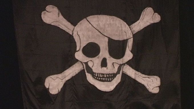 Piráti od Baltu. Nad pódiem Divadla na Vinohradech vlála během koncertu Akvaria tradiční bukanýrská vlajka s lebkou a zkříženými hnáty