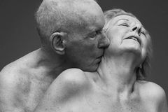 Senioři to chtějí taky. Černobílé akty starších párů bourají tabu sexu ve vyšším věku