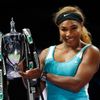 Serena Williamsová s trofejí pro vítězku Turnaje mistryň 2014