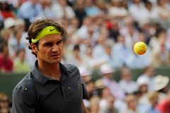 Federer se trápil s maratoncem, dál jde i 'lucky loser'