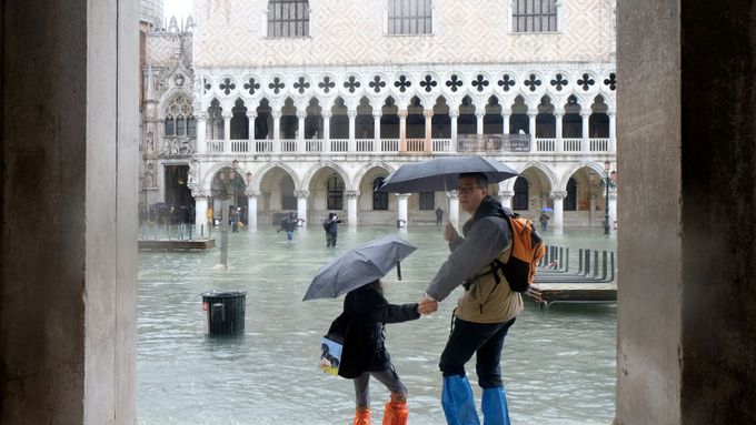 Zaplavené Benátky ztrácí pro turisty kouzlo. Některé benátské hotely dokonce 4. ledna poprvé za svou existenci zavřou a otevřou až před karnevalem, který začíná 8. února.