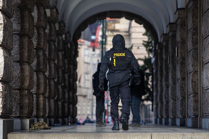 Filozofická fakulta v Praze den po střelbě, při které zahynulo 14 lidí. Lidé k jejím zdem nosí květiny a svíčky, stejně tak je pokládají na Náměstí Jana Palacha.