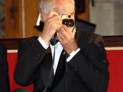 Fotograf Jindřich Štreit neodložil svoji Leicu ani ve Vladislavském sále. Dnes večer převzal Medaili za zásluhy v oblasti kultury a umění.