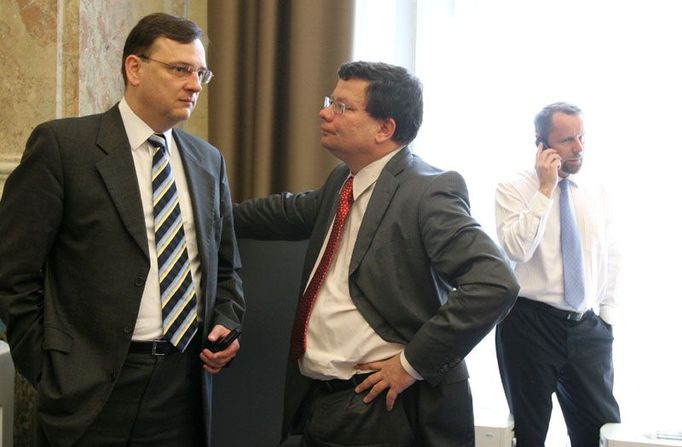 Ministři Nečas, Vondra a Říman před jednáním vlády.