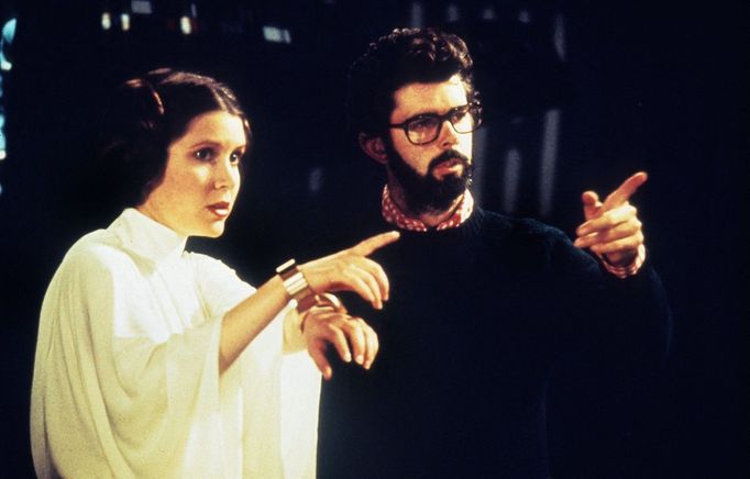 Carrie Fisher a George Lucas při natáčení prvních Star Wars v roce 1977.