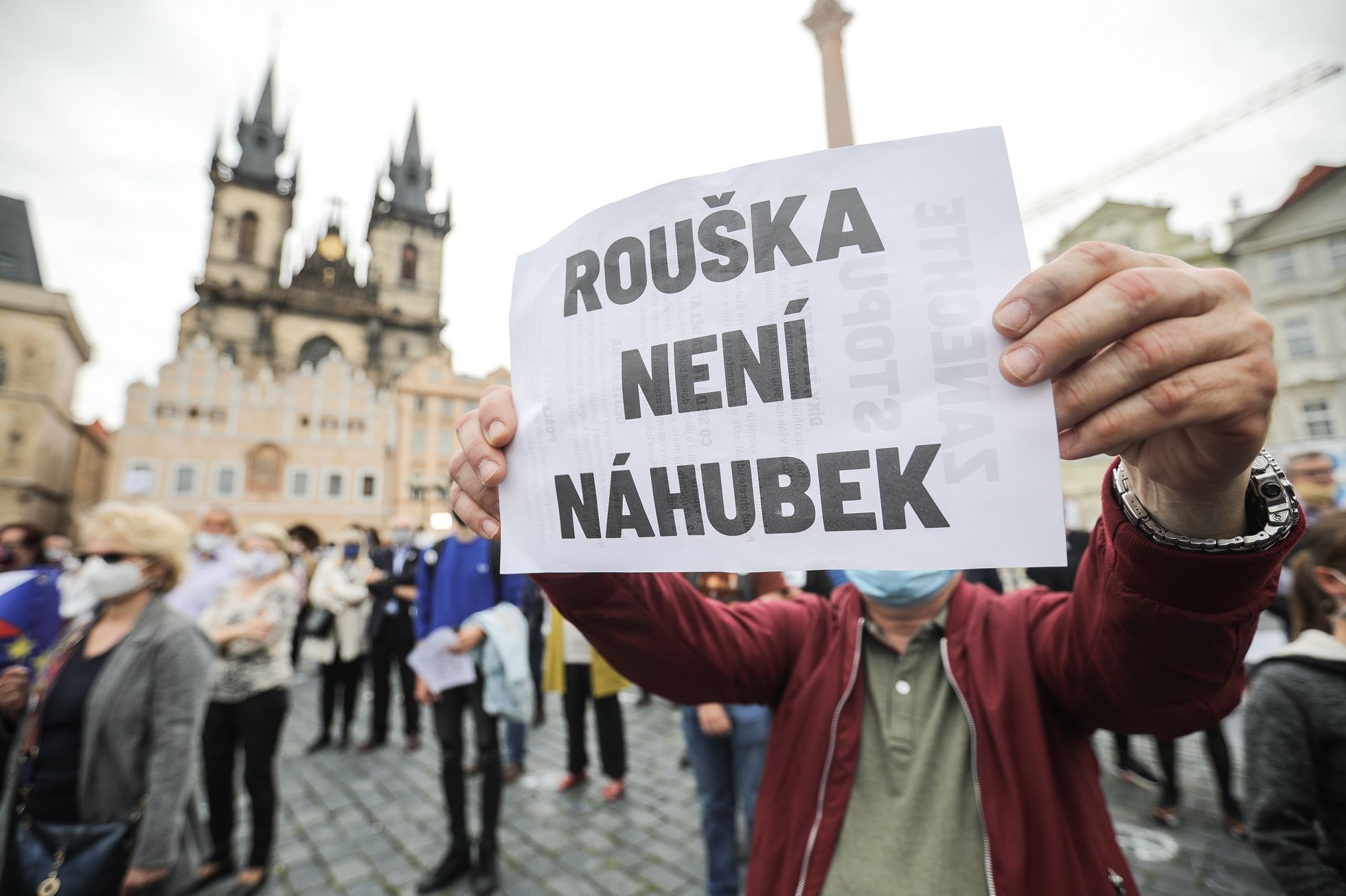 Demonstrace Milion chvilek pro demokracii - roušky, rozestupy, Andrej Babiš