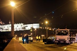 Na Mánesově mostě v Praze srazilo auto do Vltavy lidi