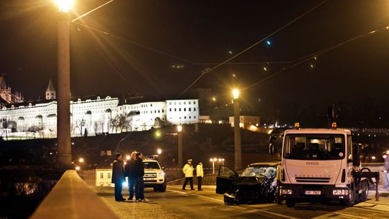 Na Mánesově mostě v Praze srazilo auto do Vltavy lidi