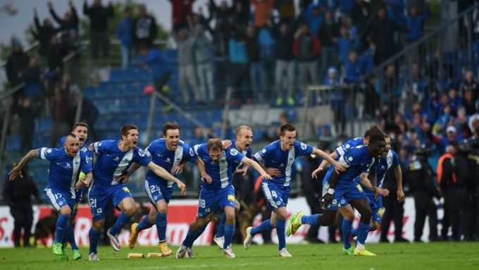 Fotbalisté Liberce oslavují zisk poháru.