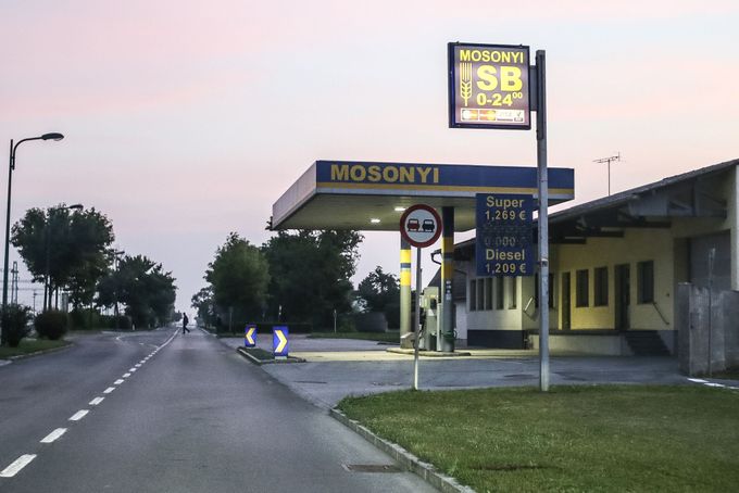Jedna z mála pump na naší cestě před Rakousko. Při kurzu 25,50 koruny za euro je litr nafty za 30,80 Kč, litr benzinu za 32,36 koruny.