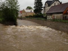 V Chrastavě řeka klesá.