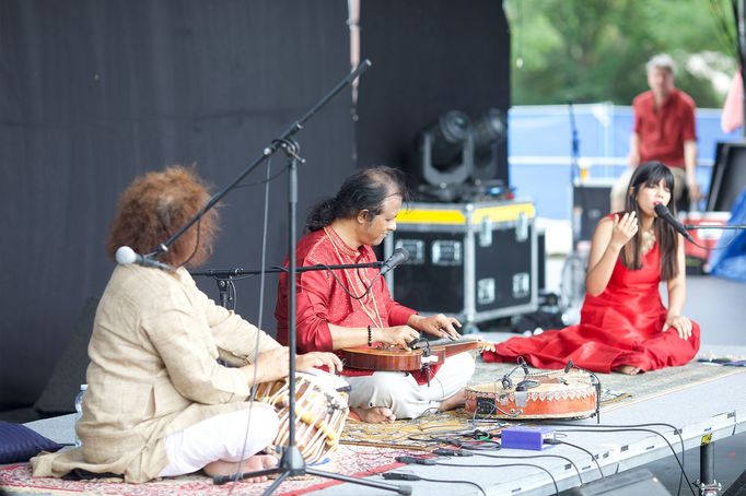 Debashish Bhattacharya (uprostřed) s dcerou Anandi.