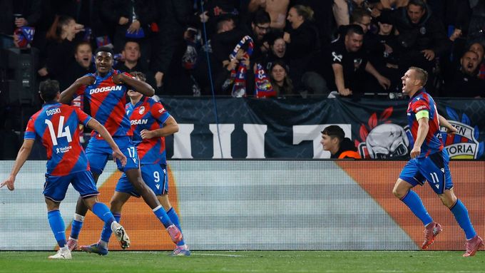 Radost plzeňských fotbalistů po druhém gólu