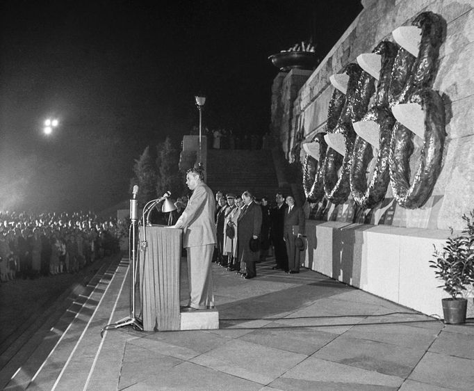 Archivní fotografie z éry 50. a 60. let 20. století, kdy na Letné v Praze vznikl a později zanikl nechvalně proslulý Stalinův památník.