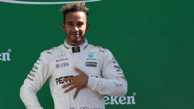 Lewis Hamilton na stupních vítězů v Monze.