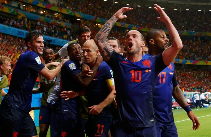 Arjen Robben of the Netherlands (C) is congratulated by his teammates after he scored a goal against Spain during their 2014 World Cup Group B soccer match at the Fonte N