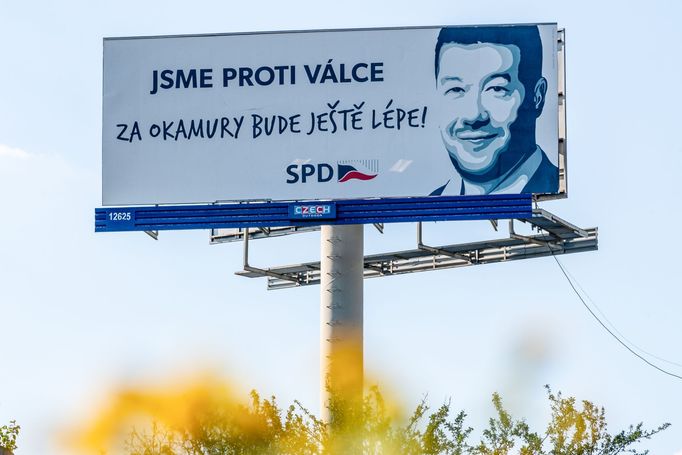 Billboard "Jsme proti válce, za Okamury bude ještě lépe", který propaguje stranu SPD v kampani pro komunální volby v roce 2022.