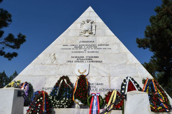 Mohyla srbským, chorvatským a slovinským vojákům, kde jsou s velkou pravděpodobností pochováni i čeští  legionáři ze srbských dobrovolnických divizí.