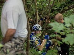 Cyklista Laurens De Plus po svém pádu při závodu Kolem Lombardie