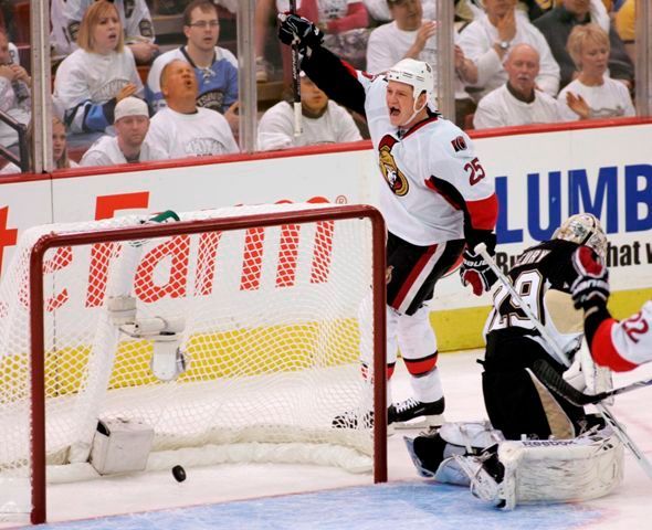 Playoff 2010: Radující se Chris Neil z Ottawy