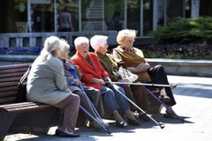 Důchodci vyjdou pojišťovny dráž než důchodkyně. Za péči o muže platí i 11 tisíc ročně navíc