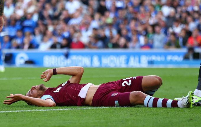 Tomáš Souček po srážce s brankářem Brightonu Bartem Verbruggenem