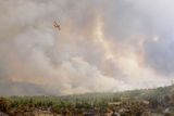 Oheň hasí hlavně vrtulníky. Vypukl totiž v odlehlé horské oblasti.