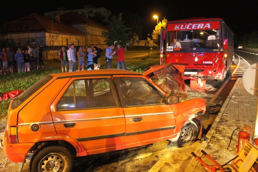 Řidič si při nehodě s autobusem vrazil do nohy nůž