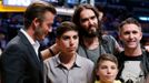 Fotbalista David Beckham a zpěvák Russell Brand na utkání NBA 2012/13 mezi Los Angeles Lakers a Dallasem Mavericks.