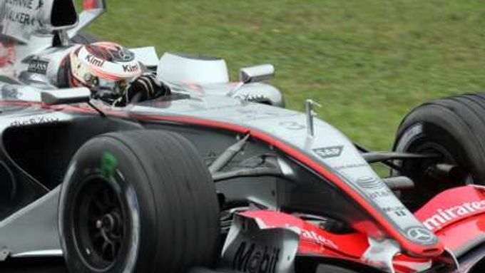 Kimi Räikkönnen s McLarenem si jede pro nejlepší čas v pátečním tréninku na GP Maďarska.