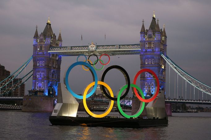 Proměna Tower Bridge pro zahajovací ceremoniál OH 2012 v Londýně.