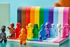 Figurky Lego v barvách duhy a s nejasným pohlavím. Firma podpořila sexuální menšiny