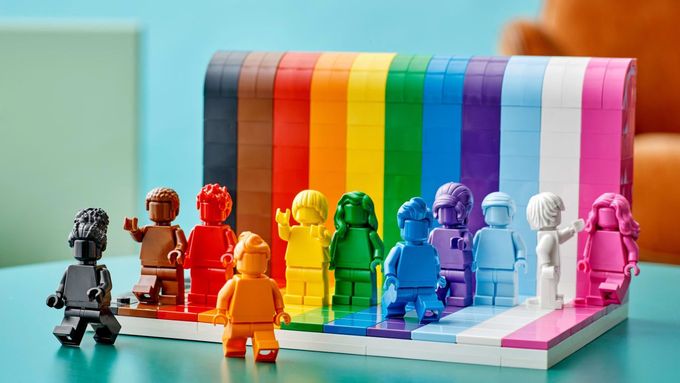 Dánský výrobce stavebnic představil sérii 11 figurek v barvách, které odpovídají duhové vlajce LGBTQIA+ komunity. Chce tak přispět k inkluzi menšin.