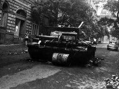 Palach vyfotil v pražské ulici i zničený sovětský tank